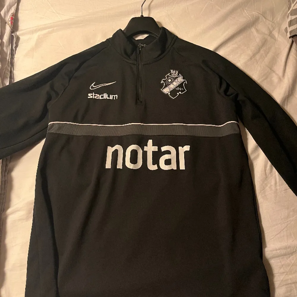 Storlek large , väldigt fin passar superbra skönt material. Aik.  . Hoodies.