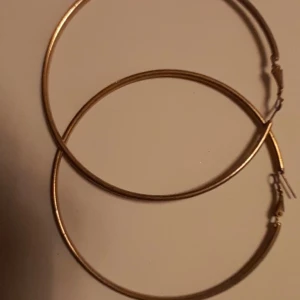 Stora örhängen  - Guldfärg  Diameter 9,5 cm