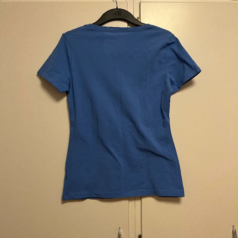 Blå tröja ifrån oakley, aldrig använd passar storlek S-M💗. T-shirts.