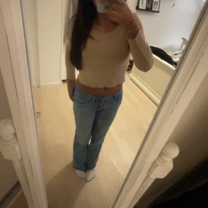 Tröja  - Lagom Croppad tröja, med små volanger på ärmarna och nedre delen av tröjan. Den har inga defekter och kommer inte längre till någon användning. 