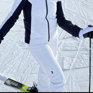 Peak performance skidbyxor vita - Säljer mina superfina skidbyxor från peak performance. Mycket fint skick. Säljer även matchande jacka, paketpris kan ordnas.  