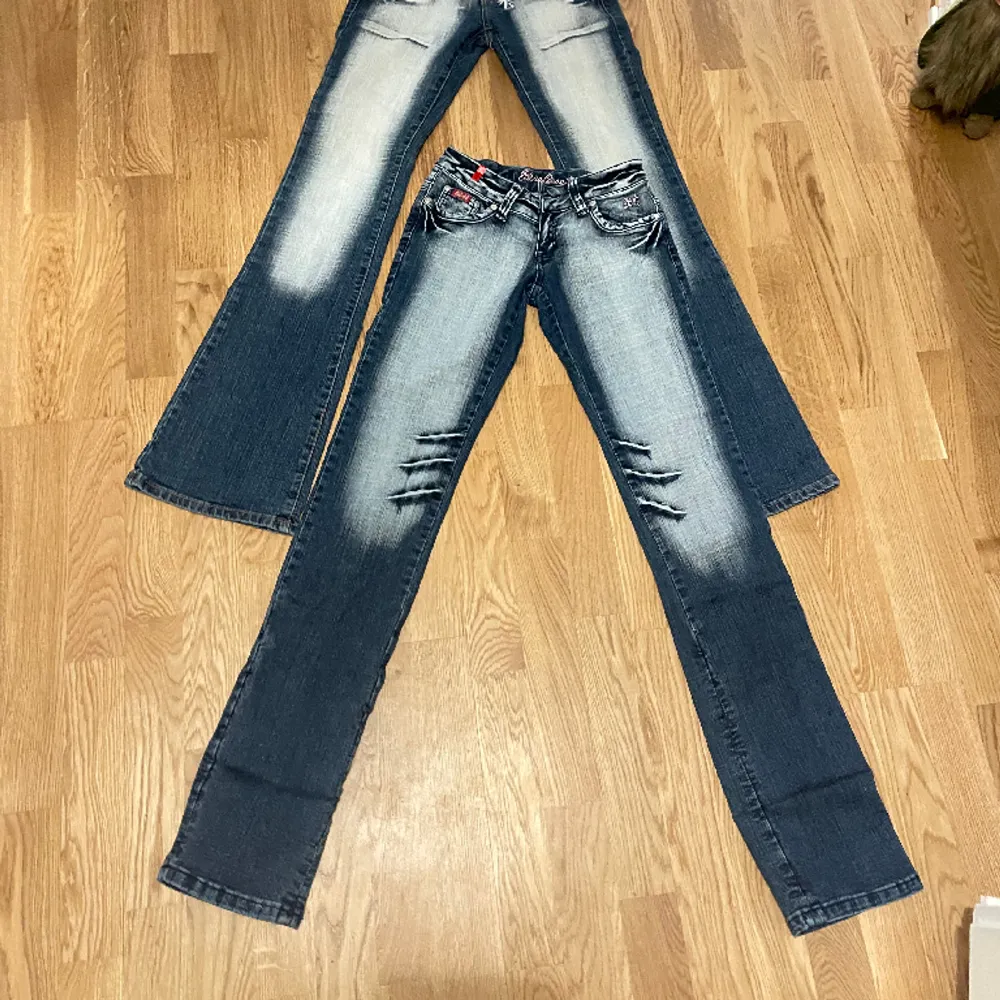 Vääärldens snyggaste lågmidjade jeans, trampstamp detalj i rosa!!!! Jag dör för dessa men tyvärr snäppet för små 😭😭 KÖPKÖPKÖP 💕😣💓🩷. Jeans & Byxor.