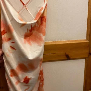 Klänning  - Likt siden material 