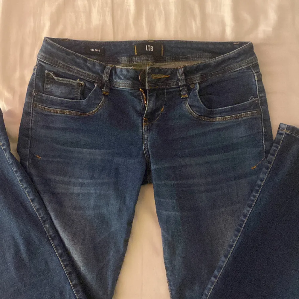 Säljer dessa ltb jeans för vill ha ett par andra även för dom är för stora. använd få gånger så är som nya.🥰. Jeans & Byxor.