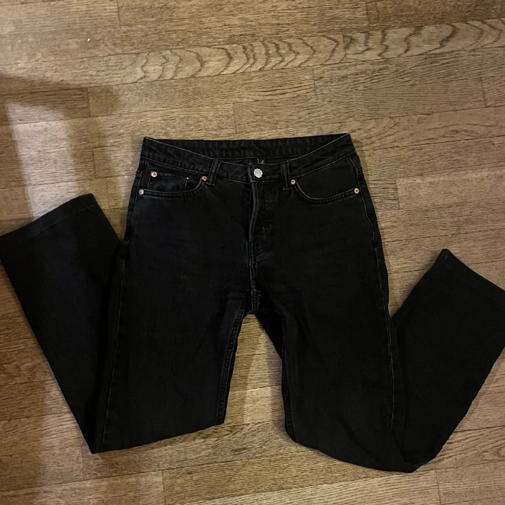 Snygga jeans från Weekday i modellen Pin Midrise Straight jeans 🤍Nypris 590kr, första bilden är lånad💕De är inte gråa som på första bilden, utan svarta som på andra bilden!!!. Jeans & Byxor.