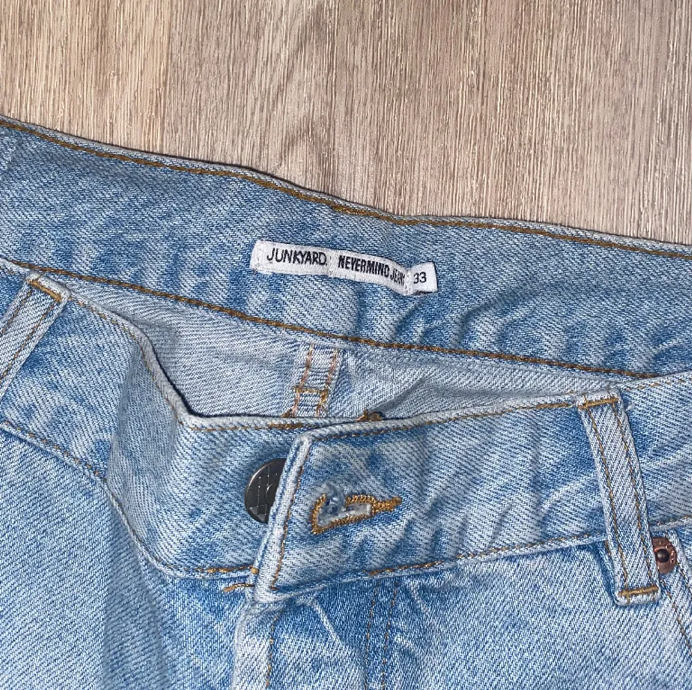 Junkyard jeans med hål vid knäna. Knappt använda bara legat i gaderoben. Storlek 33. Jeans & Byxor.