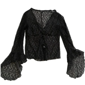 Spetstopp med vida ärmar || Y2k, Goth -  🖤 Fin äkta vintage spetstopp i storlek S. Gjord i Australien.  🐈‍⬛ Klicka på ”köp nu” för att köpa!  🕸️ Kolla in mina andra annonser 🖤