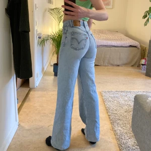 Levi Levis Jeans Ribcage Wide Leg Straight Raka  - Säljer mina älsklingar som tyvärr blivit för små! Storleken är 25/34 men dom är upplagda i benen till en innerbenslängd på 81 cm (motsvarande 25/32 ungefär).  Jeansen är använda men i fint skick utan defekter🩵💙💜