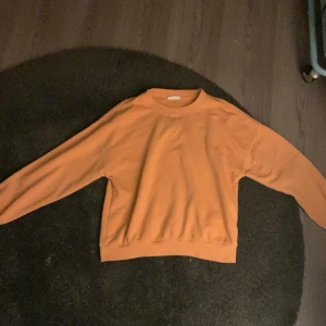 Orange tröja🧡 - Väldigt fin (men lite nopprig)tröja som inte har använts så mycket!🧡