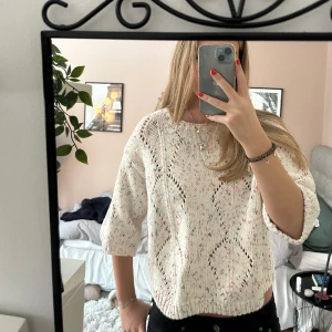 Stickad t-Shirt  - Stickad t-Shirt från Lindex i nyskick. 