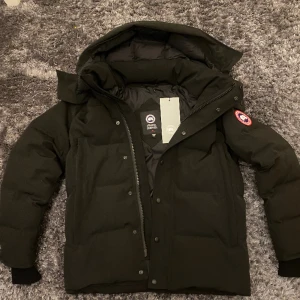 Canada goose (wyndham) - Helt ny oanvänd eftersom den är för liten på mig Päls ingår
