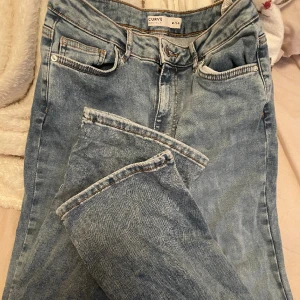 Virala bootcut från cubus - Minns ni typ förra året? Dessa jeansen gick vitalt på tiktok och jag köpte dom! Men la in dom i garderoben sen har dom legat där. Dessa är alltså aldrig använda. Storlek M/30 jag är 171 och dessa är perfekt i långd på mig