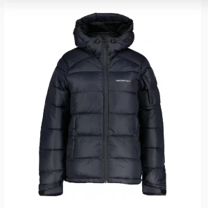 Peak Performance Dunjacka - Dunjacka från Peak Performance, W Frost Done Jacket😍 Har fått ett litet hål längst ner på jackan, fram på höger sida, som är överlappat (bild 3) men inget som egentligen syns. Köpt för 4199kr