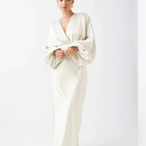 Sökes i s38 - Jag söker den här klänningen i storlek 38. Om du möjligtvis säljer en får du gärna höra av dig 💕