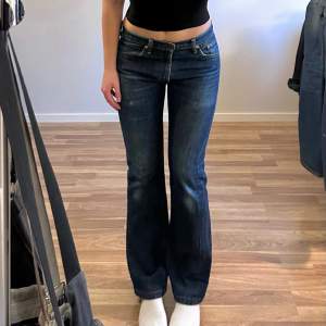 Så fina lågmiajde levis jeans i modellen 505. Storlek W30L32, midja: ca 83cm runt om, innerbenslängd: 77cm. Jag är ca 169cm och brukar ha storlek 38/M för referens🤘skriv vid fler funderingar, använd gärna köp nu!