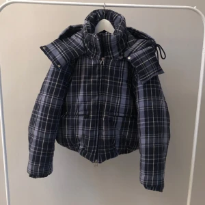 Vinterjacka weekday - Varm vinterjacka från Weekday i storlek M. Fint begagnat skick, då jag använt den sparsamt. Luvan går att ta av och det finns snören att reglera midjan med. 