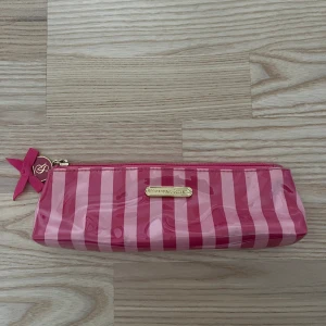 Victoria Secret necessär - Supersöt liten necessär från Victoria Secret. Använd, men superfint skick💕Nypis 300kr