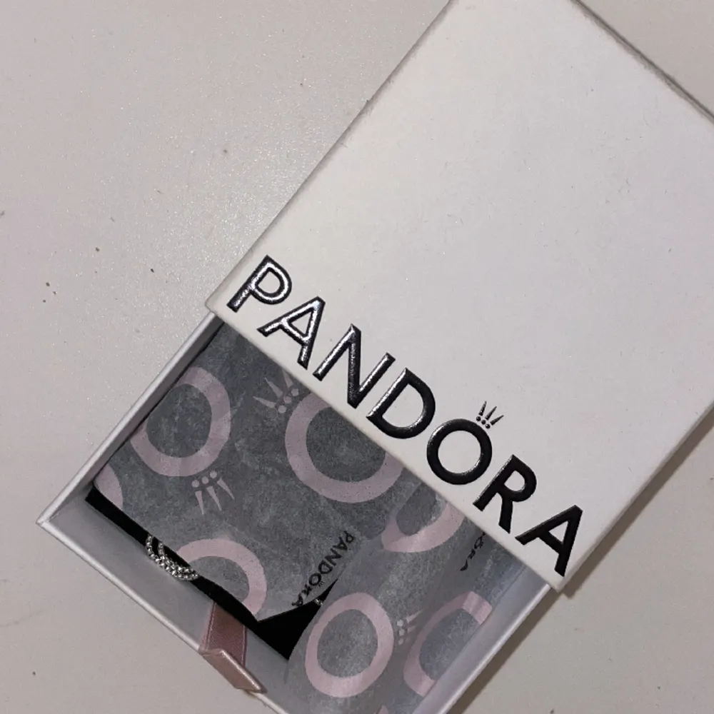 Pandora armband som inte kommit till användning då jag inte är silvermänniska☺️förpackning och allt är med, perfekt t julklapp. Pris går o disskutera💞 (Ord. 650kr) . Accessoarer.