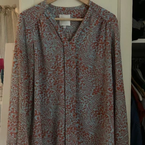Cool blus! - Supercool o häftig blus med blå och orange färger. Använd fåtal gånger o säljer pga använder sällan. Kan postas eller hämtas i Lund.