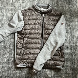 Moncler cardigan  - Tja säljer en galet fet moncler cardigan i väldigt bra skick 9,5/10 | nypris 8500 | mitt pris 3299 | Äktehetsbevis finns (se bild 3) | MVH Simon