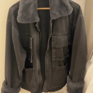 Grå jacka - Grå jeansjacka med päls ifrån boohoo, sitter lite overzied. Kan även tänka mig att byta till en mindre storlek<3 Kolla gärna mina andra annonser också