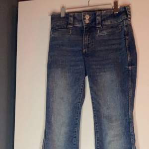 Jeans från H&M (slutsålda), bra skick och sälj på grund av ingen användning. Jeansen är mörkblåa och har fickor där bak. Skriv ifall du har några frågor elr vill ha bättre bilder!❣️