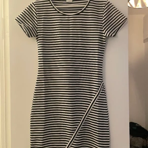 Figursydd klänning - Klänningen är i bra skick, knappt använd. Har en ytterst liten fläck