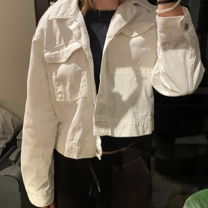 Jeans jacka - Vit jeans jacka från Visual Clothing Project. Storlek S. Skriv vid intresse🥰