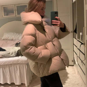 Dunjacka  - Dun jacka från Bitte kai rand. Så fin nu i vinter och är knappt använd. Den är cremefärgad. Jag på bilden är 165-166cm lång 