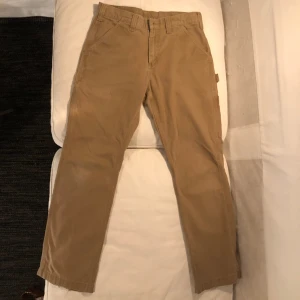 Carhartt Single Knee - Säljer byxorna då jag inte använder dem längre. Byxorna har lite slitage längst ner på baksidan men inget man tänker på. Dem är gjorda i ett ordentligt och slitstarkt material. Nypris: 1250 kr från Zalando och Junkyard. Passformen är relaxed. Mått: 32x30