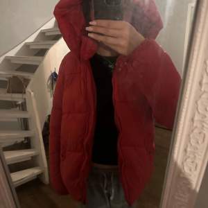 Säljer nu min älskade röda vinter jacka jag köpte förra året, jag har knappt använt den och det är därför jag säljer den! Den har inga defekter och är som ny❤️