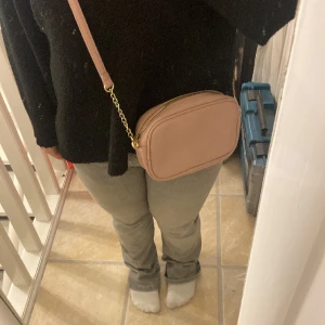 Väska - Säljer den här fina väskan som aldrig kommer till användning köpt på glitter💕