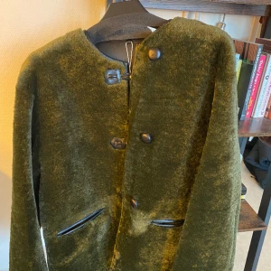 Mango faux fur jacket  - Mysig och fin jacka i M från Mango. Slutsåld överallt.  Frakt ingår ej. 