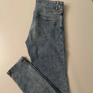 Ljusblå jeans - Supersnygga tajta ljusblå jeans från HM som tyvärr inte passar längre. I nyskick!