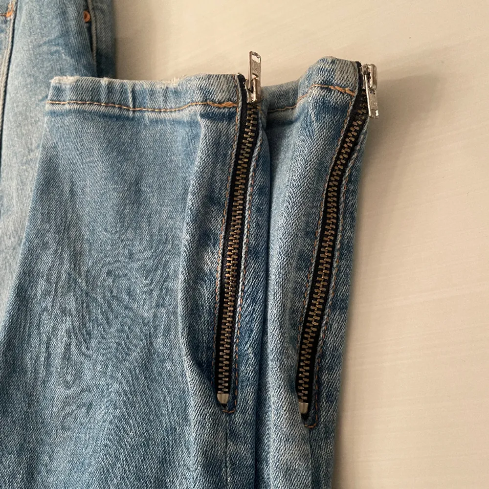 Blå jeans med dragkedja vi ankeln, från Ginatricot i modellen kristen. Väll Använda men i gott skick! . Jeans & Byxor.