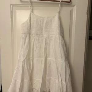 Jätte fin vit klänning från zara, aldrig använd, lappen är kvar  Köpt för 30€ utomlands, vilket är ungefär 350kr. Du får den för mer än halva priset ;) passa på!!