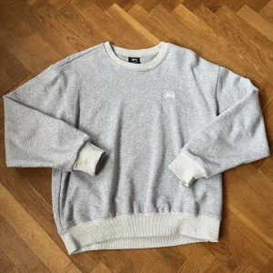 Stüssy Sweatshirt  - Säljer nu min Stüssy sweatshirt då den börjar bli för liten. Kan gå ner i pris vid snabb affär! Använd 1 gång och därför 9.5/10 i skick.  Hoppas och tror att den är autentisk, obs ej helt säker! Den passar alla stilar och är perfekt i vinter/