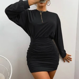 Svart klänning - En jätte fin svart klänning i stl M. Endast testad! Säljer pågrund av att de inte är riktigt min stil riktigt.  100kr.