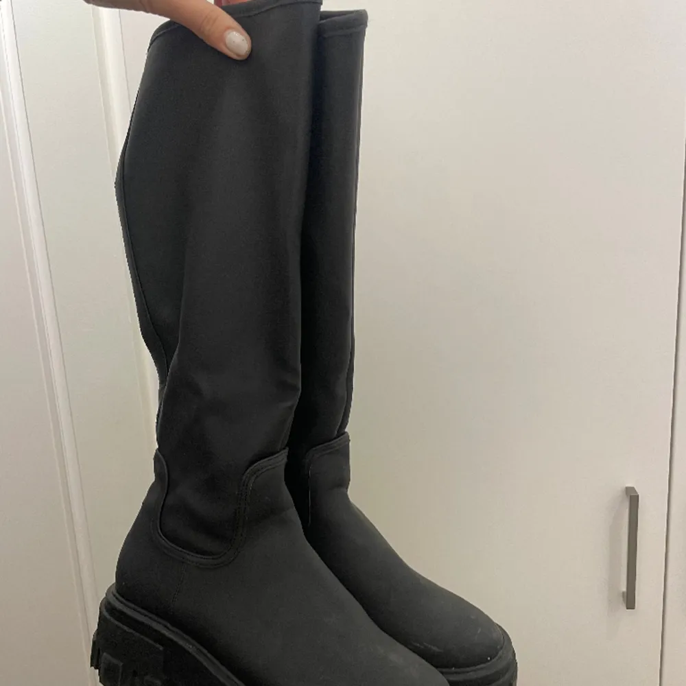 Svarta boots med platå från asos. Använda ett fåtal gånger men ser som nya ut. Pris kan diskuteras. . Skor.