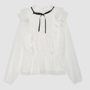 Vit blus - Säljer en jättefin vit blus från Lindex♥️ Köpte den för nått år sen, den är i ny skick, har bara använt den ett fåtal gånger men säljer den nu för att den inte passar längre❣️hör gärna av för mer bilder❤️ 