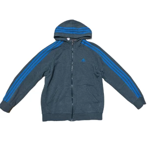 Adidas Zip Hoodie - Vintage Adidas Zip up hoodie. 7/10 cond. Storlek S. Otroligt Populär inom UK streetwear. 22ted, millsfr och lostboyeddz har ofta dessa hoodies i sina fitpics på instagram.  Pris kan diskuteras vid snabb affär.