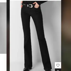 Enbart testade. Lågmidjade bootcyt jeans, ordinarie pris ca 780kr. (Svart/mörk grå)