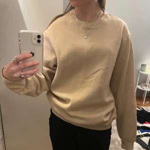 Sweatshirt - Säljer denna snygga beigea sweatshirt! Använd ett fåtal gånger!! Storlek:M men sitter fint på mig som har xs-s💓