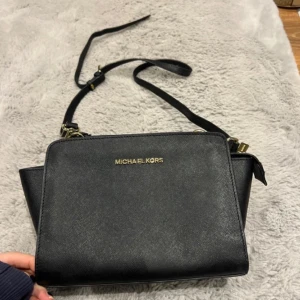 Väska från Michael Kors - Jättebra skick, i princip oanvänd.  Nypris 1500kr.