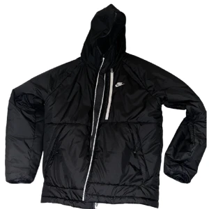 Nike Puffer Jacket  - Nike jacka i princip nyskick, passar M-L.