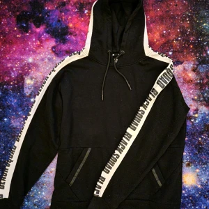 Svart hoodie - Väl använd i perioder men i bra skick.  Regular fit, lite tunnare material.