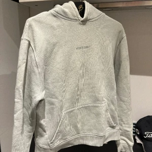 Axel Arigato hoodie  - Tjena säljer nu min snygga Axel Arigato hoodie🙌🏻 Hoodien är i väldigt bra skick men lite små noppig. Tröjan är i storlek S🙌🏻 Hör av dig om du har frågor eller vill ha mer bilder.