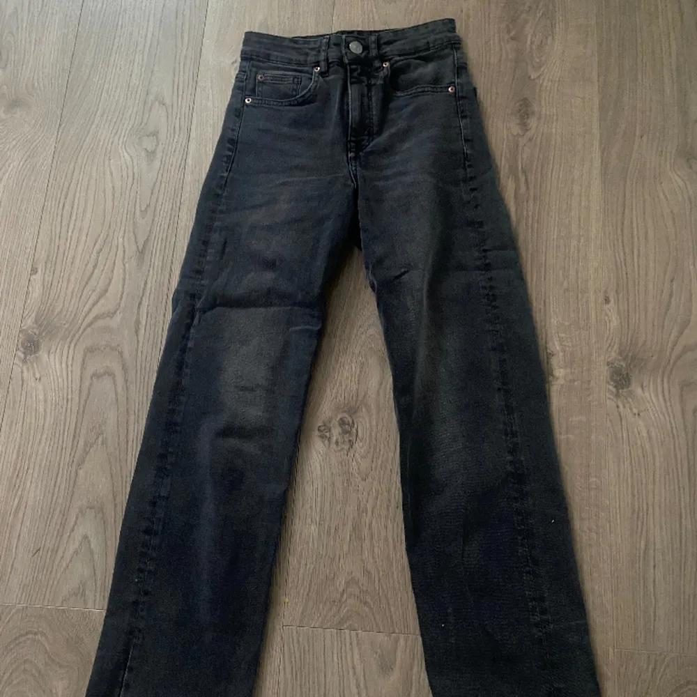 Jeans från HM i storlek 34 som inte är mycket använda och i fint skick.. Jeans & Byxor.
