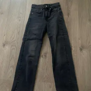 Jeans från HM i storlek 34 som inte är mycket använda och i fint skick.