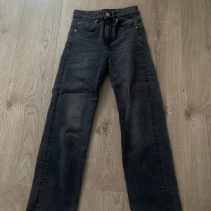 Jeans - Jeans från HM i storlek 34 som inte är mycket använda och i fint skick.